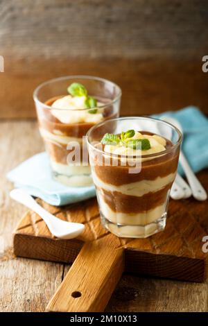 Budino a strati di cioccolato e vaniglia Foto Stock