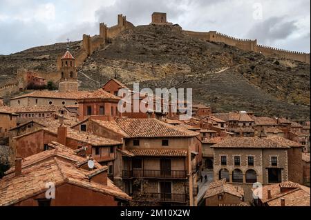 Vista sulla città di Albarracin durante un giorno d'autunno. Situato nella provincia di Teruel, Albarracin è proposto dall'UNESCO per essere dichiarato un mondo Herita Foto Stock