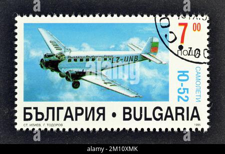 Francobollo annullato stampato dalla Bulgaria, che mostra Junkers Ju52 - 3m, circa 1995. Foto Stock