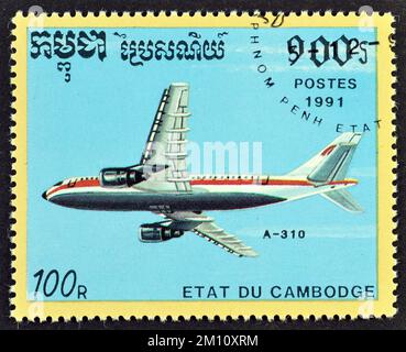 Francobollo annullato stampato dalla Cambogia, che mostra Airplane Airbus Industrie A310, circa 1991. Foto Stock