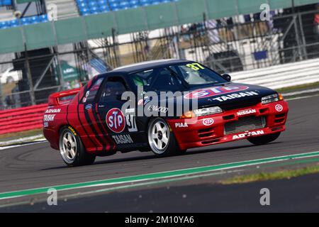 Simon Garrad, Nissan Skyline R32, un'impressionante griglia per il Tony Dron Memorial Trophy per MRL Historic Touring Cars, una gara di 45 minuti su tutta la Gra Foto Stock