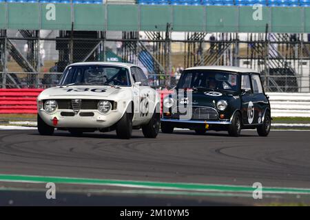 Allan Thom, Alfa Romeo Giulia Sprint GTA, Graham Churchill, Austin Mini Cooper S, una griglia impressionante per il Tony Dron Memorial Trophy per MRL Hori Foto Stock