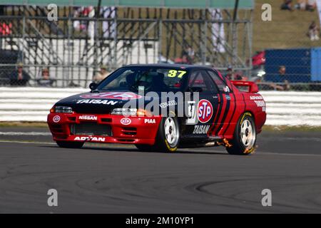 Un accenno di fiamme di scarico, Simon Garrad, Nissan Skyline R32, una griglia impressionante per il Tony Dron Memorial Trophy per MRL Historic Touring Cars, a 45 m. Foto Stock