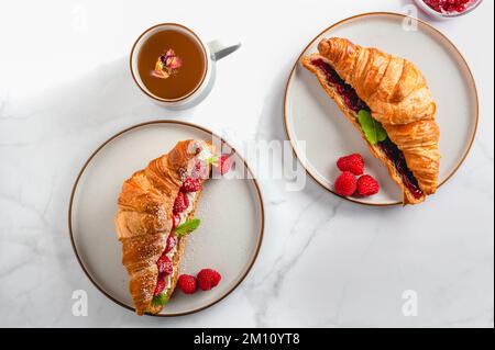 Croissant con lamponi freschi Foto Stock