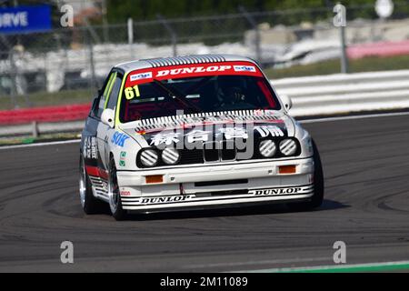 Tom Houlbrook, BMW E30 M3, una griglia impressionante per il Tony Dron Memorial Trophy per MRL Historic Touring Cars, una gara di 45 minuti sul Gran Premio Foto Stock