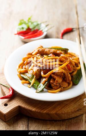 Mescolare gli spaghetti saltati con il pollo Foto Stock