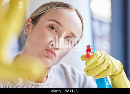 Donna più pulita, spray e bottiglia in ritratto mentre si lavora con il prodotto, detergente o igienizzante in casa. Igienizzatore, pulizia e flacone spray per Foto Stock