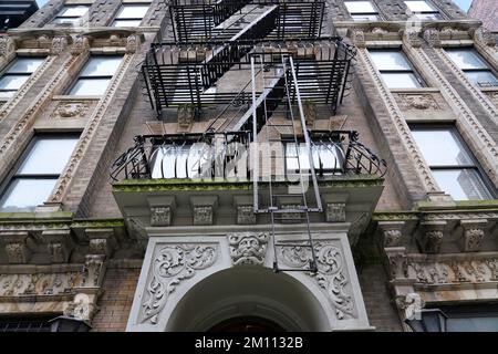 Vecchio edificio di appartamenti facciata con decorazioni barocche e fuga esterna fuoco, a sud di Manhattan vicino Greenwich Village Foto Stock