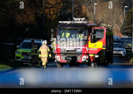 Presteigne, Powys, Galles – Venerdì 9th dicembre 2022 – polizia e servizi antincendio assistono a un incidente presso lo stabilimento Teledyne Labtech di Presteigne. Palestina Action ha rivendicato la responsabilità di entrare nello strumento Labtech che si dice fornisca radar a Israele. Foto Steven Maggio / Alamy Live News Foto Stock