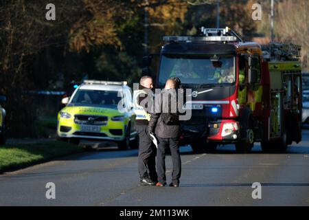 Presteigne, Powys, Galles – Venerdì 9th dicembre 2022 – polizia e servizi antincendio assistono a un incidente presso lo stabilimento Teledyne Labtech di Presteigne. Palestina Action ha rivendicato la responsabilità di entrare nello strumento Labtech che si dice fornisca radar a Israele. Foto Steven Maggio / Alamy Live News Foto Stock