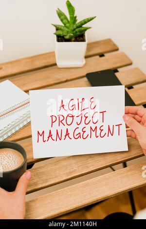 Visualizzazione concettuale Agile Project Management. Panoramica aziendale metodologia di gestione dalla tecnologia tradizionale a quella moderna Foto Stock