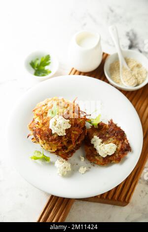 Latkes di patate fatti in casa con formaggio cremoso Foto Stock