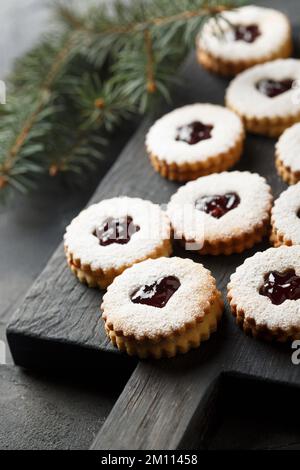 Biscotti fatti in casa ripieni di marmellata Foto Stock