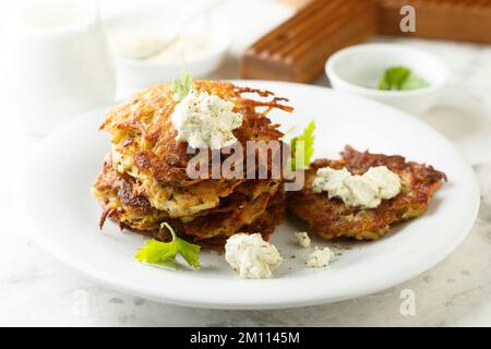 Latkes di patate fatti in casa con formaggio cremoso Foto Stock