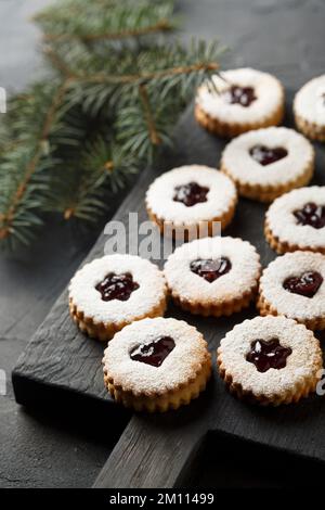 Biscotti fatti in casa ripieni di marmellata Foto Stock