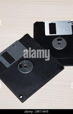Due floppy disk su un tavolo in legno da vicino Foto Stock