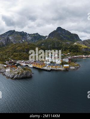 Uno scatto verticale aereo delle colline rocciose sulla riva di Lofoten Foto Stock