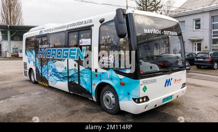 Inizio dei test sugli autobus alimentati a idrogeno a Havirov, Repubblica Ceca, 5 dicembre 2022. (Foto CTK/Petr Sznapka) Foto Stock