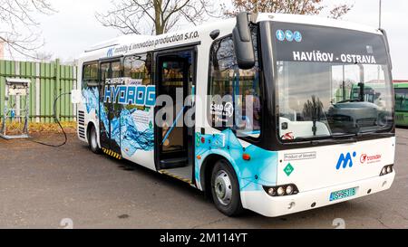 Inizio dei test sugli autobus alimentati a idrogeno a Havirov, Repubblica Ceca, 5 dicembre 2022. (Foto CTK/Petr Sznapka) Foto Stock