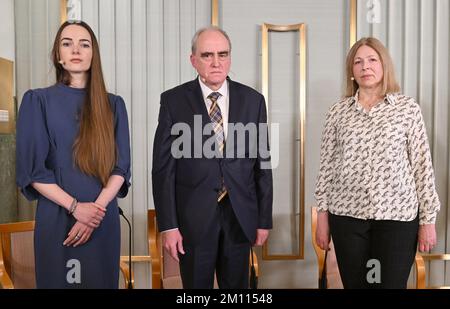 Oslo, Norvegia. 09th Dec, 2022. Ucraino Oleksandra Matviichuk (capo del Centro ucraino per le libertà civili), russo Yan Rachinsky (presidente della commissione internazionale per la memoria), E la bielorussa Natallia Pinchuki (moglie del Premio Nobel per la pace 2022 - attivista bielorusso incarcerato Ales Bialiatski) partecipano alla conferenza stampa in vista della cerimonia di premiazione del Premio Nobel per la pace 2022 presso l'Istituto del Premio Nobel per la pace di Oslo, Norvegia, il 9 dicembre 2022. Foto di Paul Treadway/ Credit: UPI/Alamy Live News Foto Stock