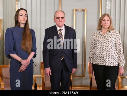 Oslo, Norvegia. 09th Dec, 2022. Ucraino Oleksandra Matviichuk (capo del Centro ucraino per le libertà civili), russo Yan Rachinsky (presidente della commissione internazionale per la memoria), E la bielorussa Natallia Pinchuki (moglie del Premio Nobel per la pace 2022 - attivista bielorusso incarcerato Ales Bialiatski) partecipano alla conferenza stampa in vista della cerimonia di premiazione del Premio Nobel per la pace 2022 presso l'Istituto del Premio Nobel per la pace di Oslo, Norvegia, il 9 dicembre 2022. Foto di Paul Treadway/ Credit: UPI/Alamy Live News Foto Stock