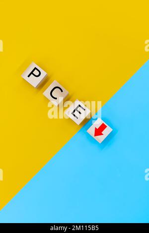 pce, simbolo della spesa per consumi personali. Blocchi di legno con parole 'pce' Foto Stock