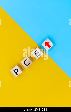 pce, simbolo della spesa per consumi personali. Blocchi di legno con parole 'pce' Foto Stock