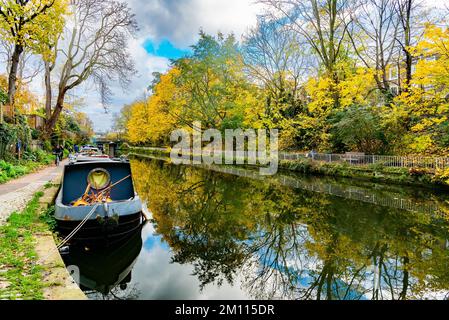 Regents Canal in autunno, Islington, Londra, Regno Unito. Foto Stock