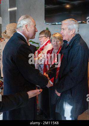 Re Carlo III (a sinistra) parla con l'ex attaccante Dixie McNeil durante una visita all'ippodromo della Wrexham Association Football Club. Re Carlo III e la Regina Consort incontrarono i proprietari e gli attori di Hollywood, Ryan Reynolds e Rob McElhenney, e i giocatori per conoscere la ristrutturazione del club, come parte della loro visita a Wrexham. Data immagine: Venerdì 9 dicembre 2022. Foto Stock