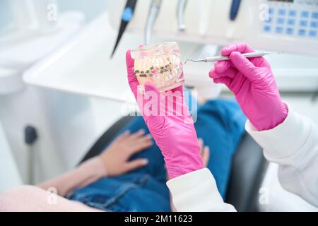 Il medico tiene nelle sue mani un aiuto visivo Foto Stock