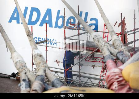 Amburgo, Germania. 09th Dec, 2022. La nave da crociera danneggiata 'AIDAbella' si trova su una banchina nel porto di Amburgo. Un giorno prima, la nave ha colpito un muro di banchina mentre attraccava ed è stato leggermente danneggiato. È possibile che la nave possa tornare a navigare nel fine settimana. Credit: Bodo Marks/dpa/Alamy Live News Foto Stock