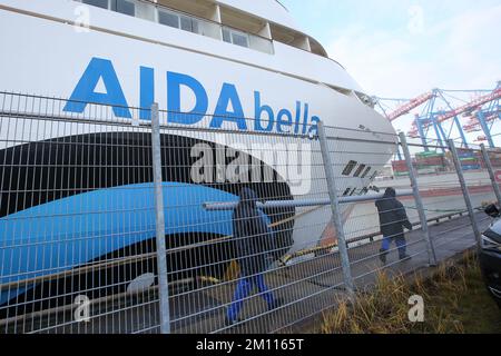 Amburgo, Germania. 09th Dec, 2022. La nave da crociera danneggiata 'AIDAbella' si trova su una banchina nel porto di Amburgo. Un giorno prima, la nave ha colpito un muro di banchina mentre attraccava ed è stato leggermente danneggiato. È possibile che la nave possa tornare a navigare nel fine settimana. Credit: Bodo Marks/dpa/Alamy Live News Foto Stock