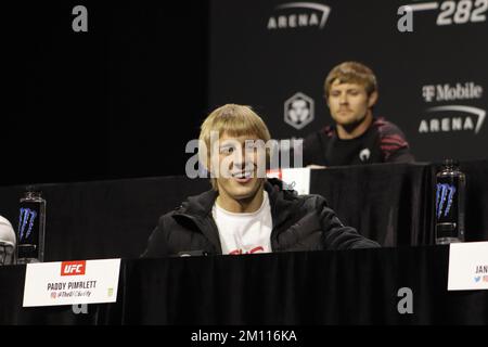 8 dicembre 2022, Las Vegas, Nevada, Las Vegas, NV, Stati Uniti: LAS VEGAS, NV - DICEMBRE 8: Paddy Pimblett interagisce con i media durante il Media Day dell'UFC 282 all'UFC Apex il 8 Dicembre 2022, a Las Vegas, Nevada, Stati Uniti. (Credit Image: © Diego Ribas/PX Imagens via ZUMA Press Wire) Foto Stock