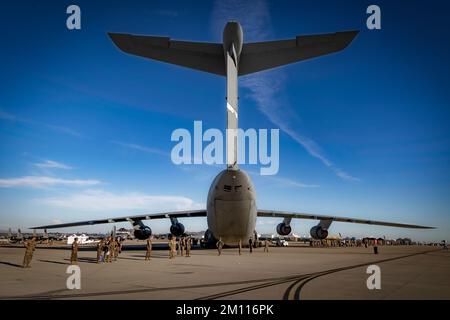 I Marines DEGLI STATI UNITI conducono un Walkdown del FOD (detriti dell'oggetto straniero) vicino ad una galassia C5 alla fine della giornata all'esposizione aerea di Miramar 2022 a San Diego, California. Foto Stock