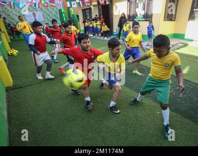 Kathmandu, Bagmati, Nepal. 9th Dec, 2022. I bambini giocano a calcio in una scuola locale a Kathmandu, Nepal, il 9 dicembre 2022. I bambini si sono divertiti a giocare a calcio mentre la Coppa del mondo FIFA 2022 prosegue in Qatar (Credit Image: © Sunil Sharma/ZUMA Press Wire) Foto Stock