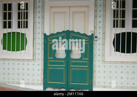 una vecchia porta in legno marrone a singapore Foto Stock