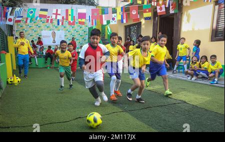 Kathmandu, Bagmati, Nepal. 9th Dec, 2022. I bambini giocano a calcio in una scuola locale a Kathmandu, Nepal, il 9 dicembre 2022. I bambini si sono divertiti a giocare a calcio mentre la Coppa del mondo FIFA 2022 prosegue in Qatar (Credit Image: © Sunil Sharma/ZUMA Press Wire) Foto Stock