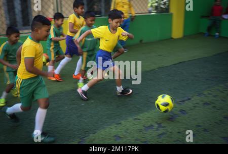 Kathmandu, Bagmati, Nepal. 9th Dec, 2022. I bambini giocano a calcio in una scuola locale a Kathmandu, Nepal, il 9 dicembre 2022. I bambini si sono divertiti a giocare a calcio mentre la Coppa del mondo FIFA 2022 prosegue in Qatar (Credit Image: © Sunil Sharma/ZUMA Press Wire) Foto Stock