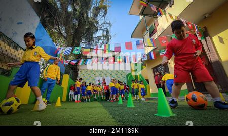 Kathmandu, Bagmati, Nepal. 9th Dec, 2022. I bambini giocano a calcio in una scuola locale a Kathmandu, Nepal, il 9 dicembre 2022. I bambini si sono divertiti a giocare a calcio mentre la Coppa del mondo FIFA 2022 prosegue in Qatar (Credit Image: © Sunil Sharma/ZUMA Press Wire) Foto Stock