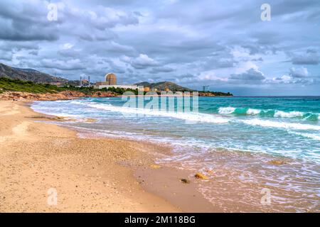 L`Almadrava Spagna spiaggia Costa Dorada Catalonia a nord del Delta Ebro verso la centrale elettrica Foto Stock