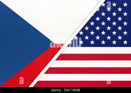 Repubblica Ceca e Stati Uniti d'America o USA, simbolo del paese. Czechia contro bandiere nazionali americane. Relazioni e partnership tra due co Foto Stock