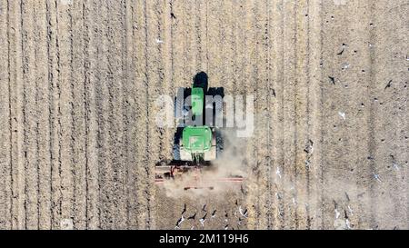 vista aerea di un trattore che arava un campo Foto Stock