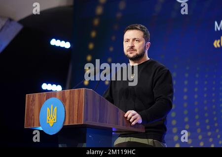 Kiev, Ucraina. 09th Dec, 2022. Il presidente ucraino Volodymyr Zelenskyy consegna un discorso alla Conferenza internazionale “UA: Diritti umani nel tempo oscuro”, 9 dicembre 2022 a Kyiv, Ucraina. Credit: Alexander Rozhenyuk/Ufficio stampa presidenziale ucraino/Alamy Live News Foto Stock