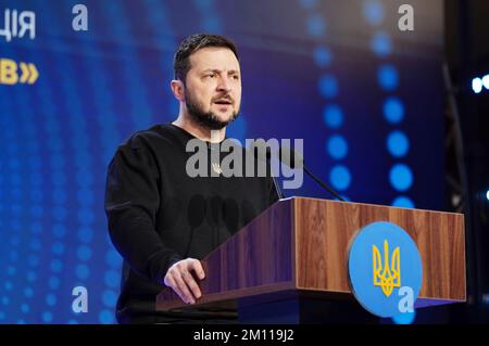 Kiev, Ucraina. 09th Dec, 2022. Il presidente ucraino Volodymyr Zelenskyy consegna un discorso alla Conferenza internazionale “UA: Diritti umani nel tempo oscuro”, 9 dicembre 2022 a Kyiv, Ucraina. Credit: Alexander Rozhenyuk/Ufficio stampa presidenziale ucraino/Alamy Live News Foto Stock