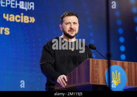 Kiev, Ucraina. 09th Dec, 2022. Il presidente ucraino Volodymyr Zelenskyy consegna un discorso alla Conferenza internazionale “UA: Diritti umani nel tempo oscuro”, 9 dicembre 2022 a Kyiv, Ucraina. Credit: Alexander Rozhenyuk/Ufficio stampa presidenziale ucraino/Alamy Live News Foto Stock