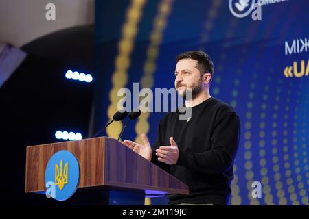 Kiev, Ucraina. 09th Dec, 2022. Il presidente ucraino Volodymyr Zelenskyy consegna un discorso alla Conferenza internazionale “UA: Diritti umani nel tempo oscuro”, 9 dicembre 2022 a Kyiv, Ucraina. Credit: Alexander Rozhenyuk/Ufficio stampa presidenziale ucraino/Alamy Live News Foto Stock