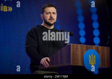 Kiev, Ucraina. 09th Dec, 2022. Il presidente ucraino Volodymyr Zelenskyy consegna un discorso alla Conferenza internazionale “UA: Diritti umani nel tempo oscuro”, 9 dicembre 2022 a Kyiv, Ucraina. Credit: Alexander Rozhenyuk/Ufficio stampa presidenziale ucraino/Alamy Live News Foto Stock