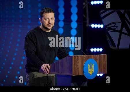 Kiev, Ucraina. 09th Dec, 2022. Il presidente ucraino Volodymyr Zelenskyy consegna un discorso alla Conferenza internazionale “UA: Diritti umani nel tempo oscuro”, 9 dicembre 2022 a Kyiv, Ucraina. Credit: Alexander Rozhenyuk/Ufficio stampa presidenziale ucraino/Alamy Live News Foto Stock