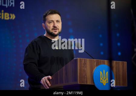 Kiev, Ucraina. 09th Dec, 2022. Il presidente ucraino Volodymyr Zelenskyy consegna un discorso alla Conferenza internazionale “UA: Diritti umani nel tempo oscuro”, 9 dicembre 2022 a Kyiv, Ucraina. Credit: Alexander Rozhenyuk/Ufficio stampa presidenziale ucraino/Alamy Live News Foto Stock