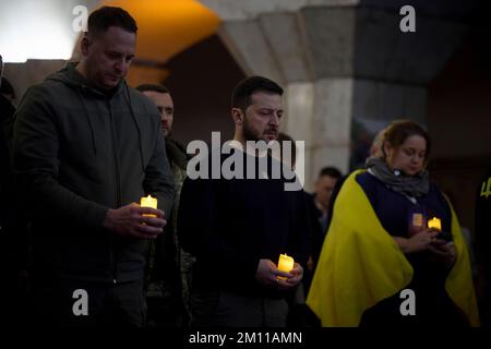 Kiev, Ucraina. 09th Dec, 2022. Il presidente ucraino Volodymyr Zelenskyy, centro, e capo dell'ufficio del presidente Andriy Yermak, a sinistra, tiene una veglia a lume di candela in onore della Giornata dei diritti umani, 9 dicembre 2022 a Kyiv, Ucraina. Credit: Ufficio stampa presidenziale Ucraina/Ufficio stampa presidenziale Ucraina/Alamy Live News Foto Stock